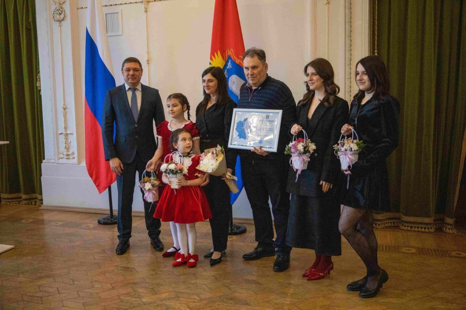 Семьи Захаровых и Волович из Тамбова наградили ко Дню многодетных семей региона