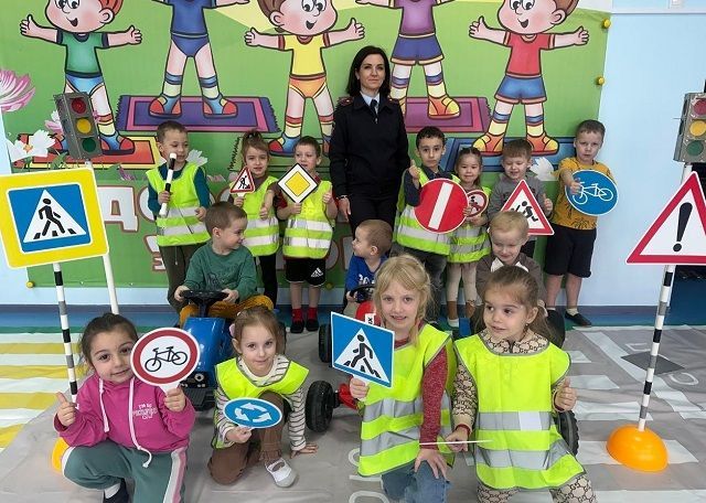 На Кубани автоинспекторы проводят тренинги по правилам дорожного движения для дошкольников