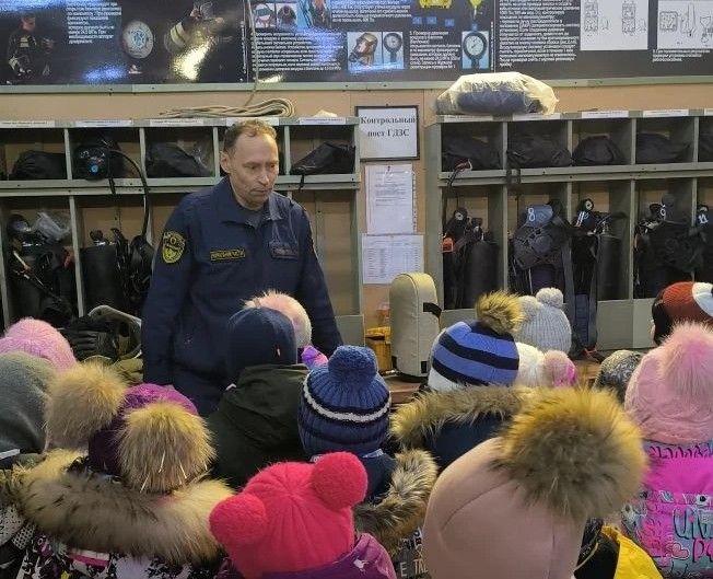 Воспитанники детского сада и школы поселка Муезерский побывали в гостях у пожарных