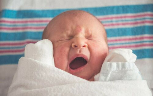 Женщина родила, стоя у регистратуры, ребенок упал на пол и получил перелом черепа