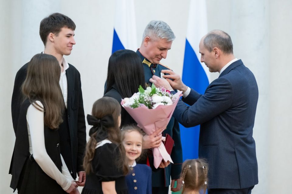 Денис Паслер вручил ордена и медали ордена «Родительская слава» свердловским многодетным семьям