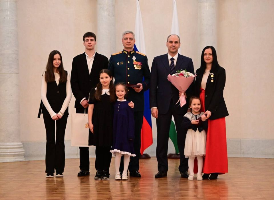 «Вы сохраняете традиции»: Денис Паслер вручил государственные награды многодетным семьям