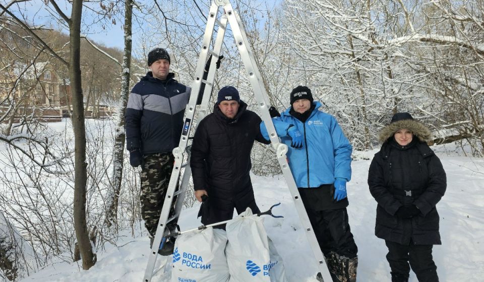 Эко-активисты убрали мусор с деревьев на реке Тускарь в Курске