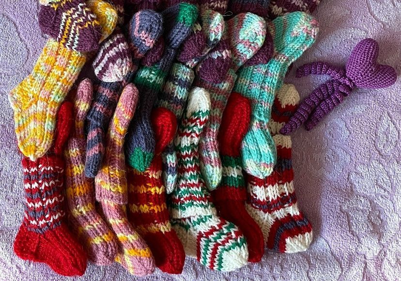 Саратовские мастерицы передали в роддом крошечные носки