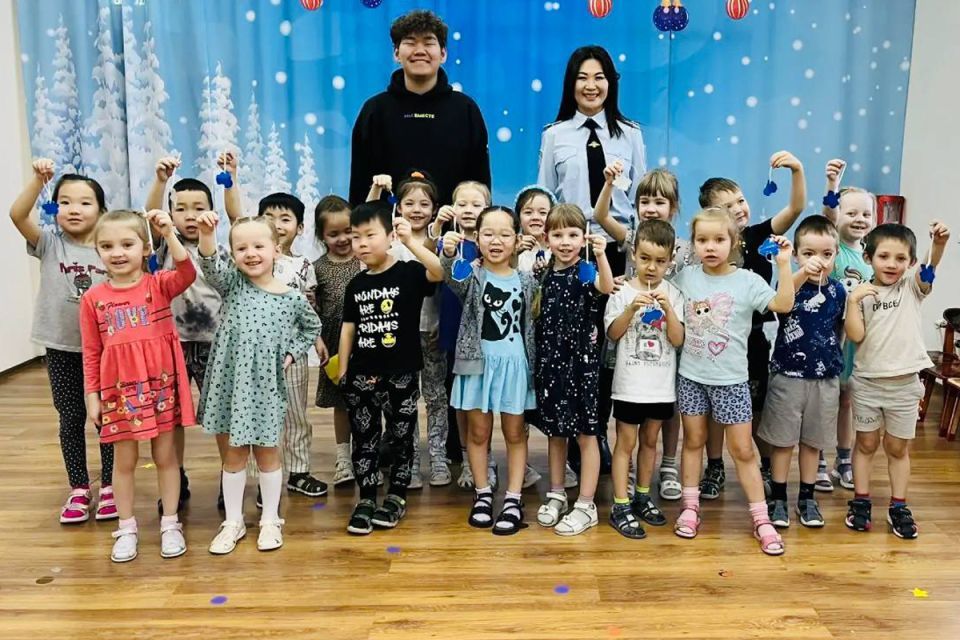 Улан-удэнские дошкольники стали участниками мастер-класса по изготовлению светоотражающих элементов