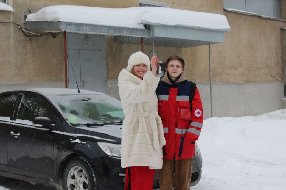 Молодая семья медиков в Североуральске получила ключи от двухкомнатной квартиры