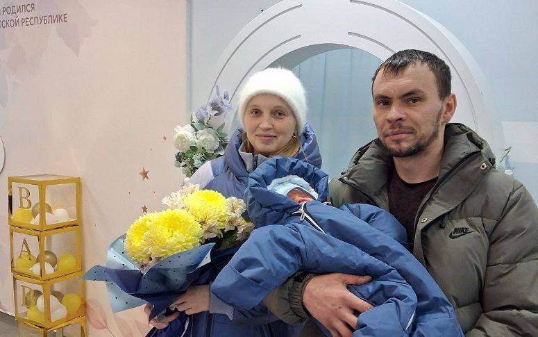 Многодетная семья Кулаковых из Можги стала первым получателем регионального маткапитала на третьего ребенка