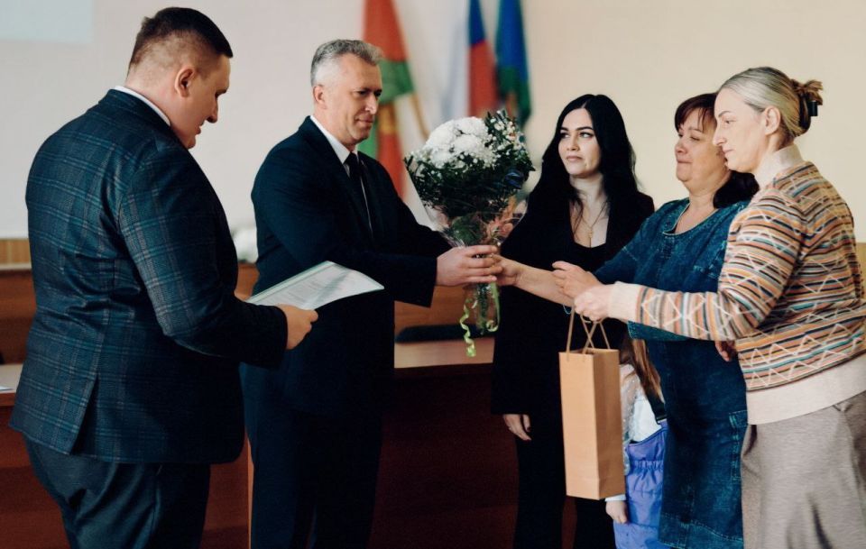Вице-спикер Андрей Фролов вручил сертификаты на строительство жилья молодым семьям Лебедяни
