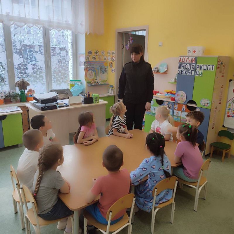 Сотрудники отделения Госавтоинспекции города Светлый провели урок дорожной грамотности для воспитанников детского сада №1 "Пчёлка"