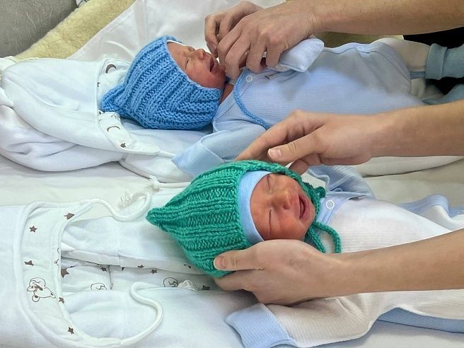 В саратовском роддоме за месяц приняли 11 двоен