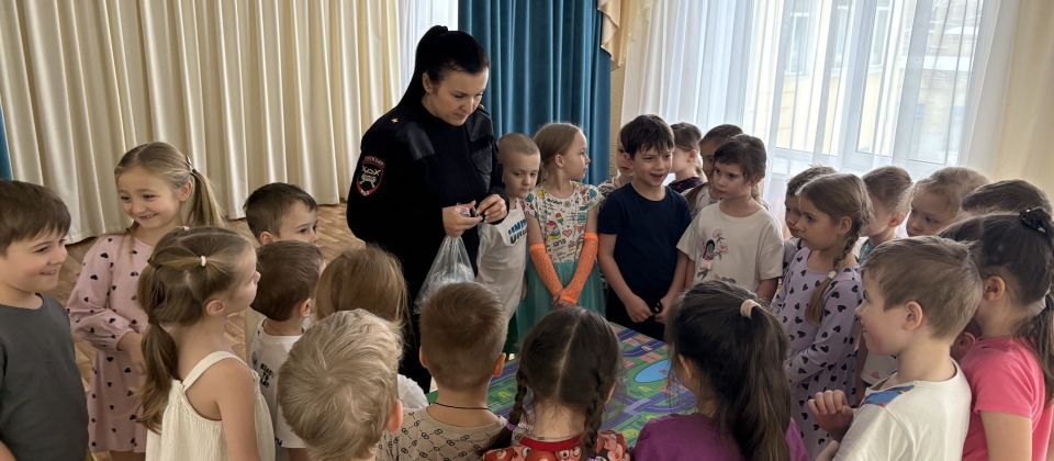 Сотрудники управления Госавтоинспекции регионального УМВД провели профилактическое мероприятие для воспитанников детского сада № 35 г. Орла
