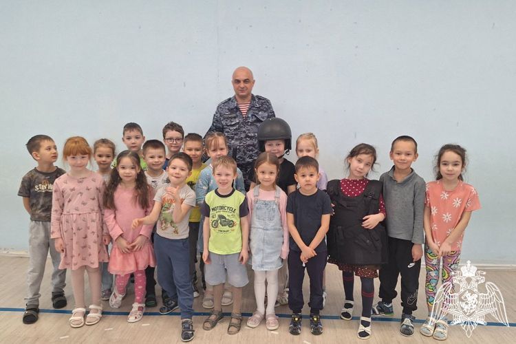 Офицер вневедомственной охраны Росгвардии рассказал воспитанникам детского сада Чебоксар о своей службе