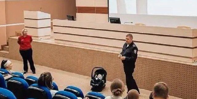 Автоинспекторы Кубани провели урок безопасности в перинатальном центре