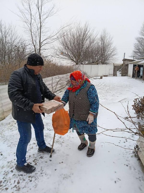 Секретарь отделения «Единой России» адресно доставил гуманитарную помощь в Новотроицком МО