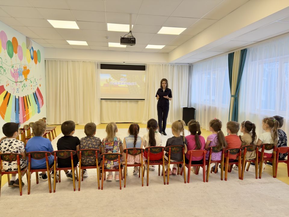 Губкинские автоинспекторы провели для дошкольников урок безопасности дорожного движения