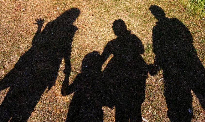 Одной из причин низкой рождаемости эксперты считают совместное проживание взрослых детей с родителями