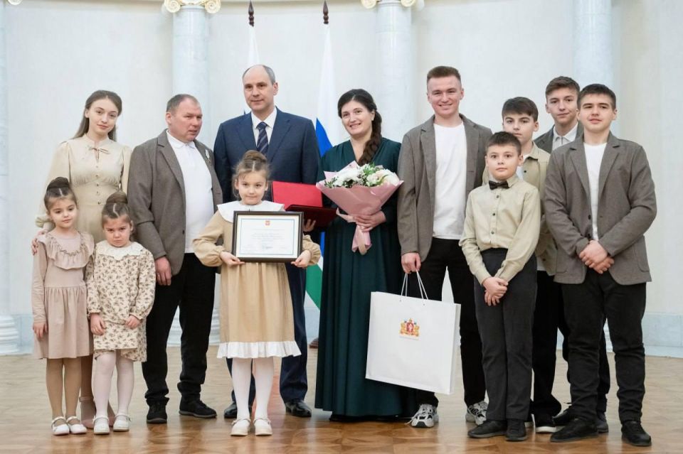 Денис Паслер в Тавде встретился с многодетной семьей Пушкаревых