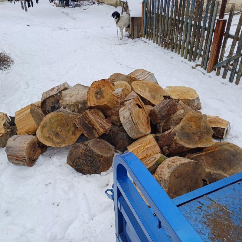 Помощь многодетной семье: в Стокопани доставили дрова по поручению главы округа
