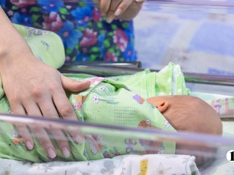 Алексей Текслер наградил челябинку, принявшую экстренные роды на улице