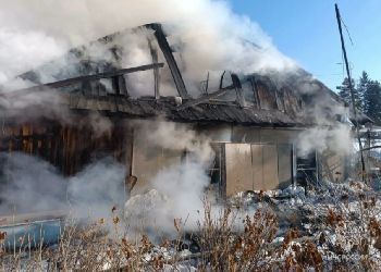 В Приамурье пожар уничтожил дом многодетной семьи