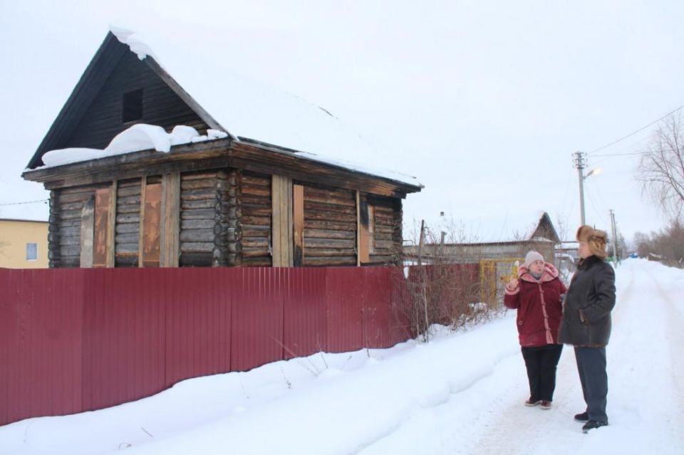 В Тобольском округе начали ремонт дома для многодетной семьи участника СВО