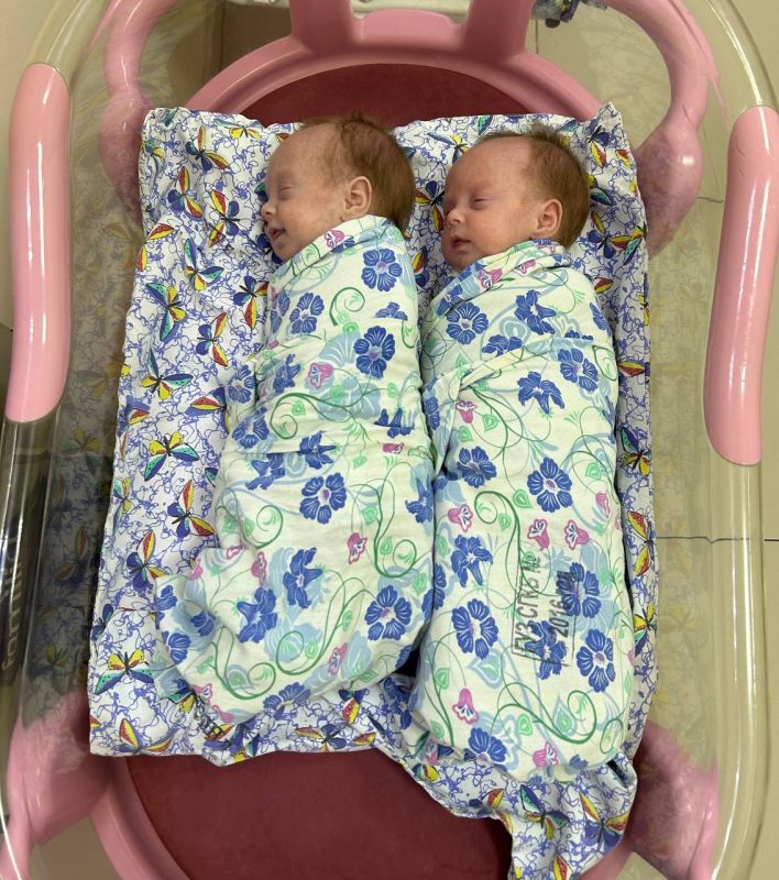 В саратовском перинатальном центре родились двойняшки-дюймовочки