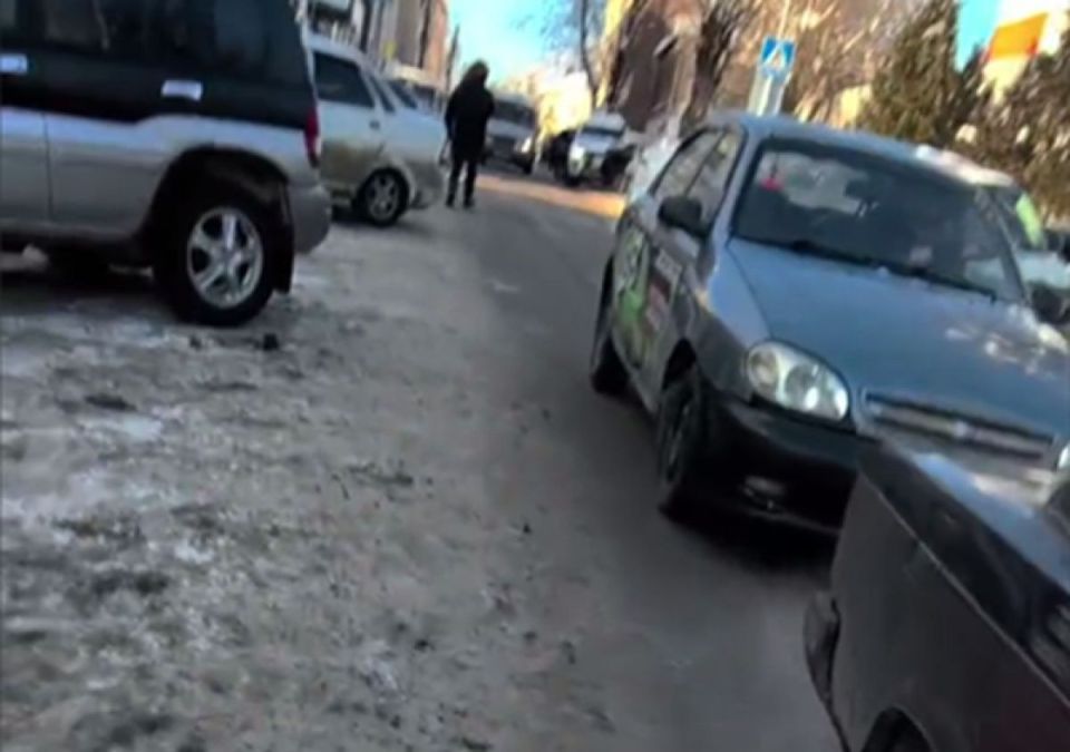 Калужане жалуются на хаотичную парковку возле детской поликлиники на Вилонова