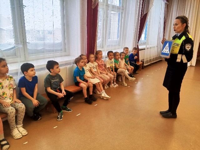 Для воспитанников детского сада «Радуга» села Николо-Берёзовка сотрудники Госавтоинспекции провели урок безопасности