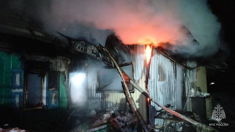 В Башкирии спасли многодетную семью во время ночного пожара