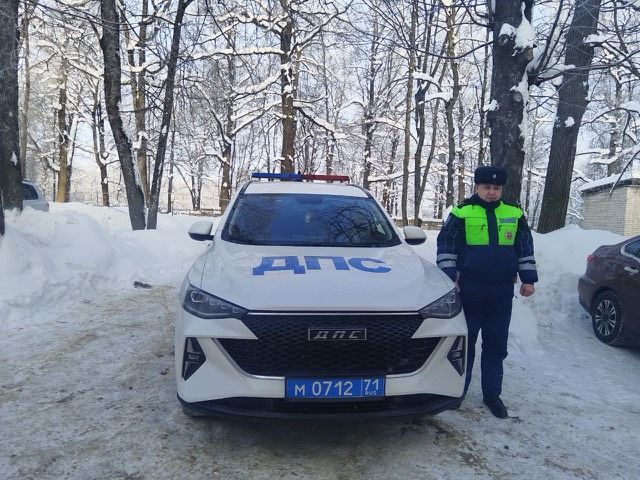 В Туле сотрудник Госавтоинспекции помог беременной женщине оперативно доехать в перинатальный центр