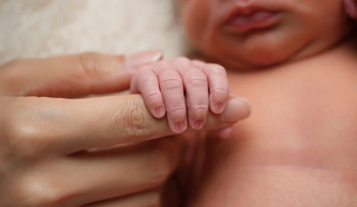 Более 570 молодых семей Вологодской области получили по 300 тысяч рублей при рождении третьего ребёнка в 2025 году