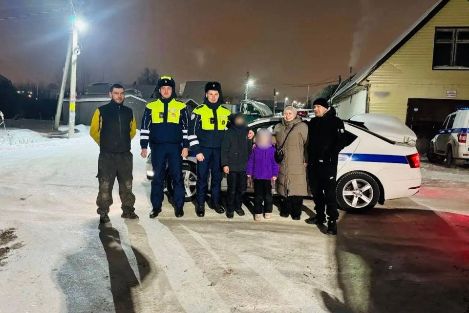 Вологодские полицейские помогли семье с детьми в сложной дорожной ситуации