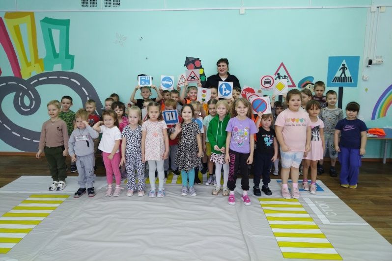 Сотрудники Госавтоинспекции Красногорского района провели встречу с воспитанниками детского сада «Вишенка»