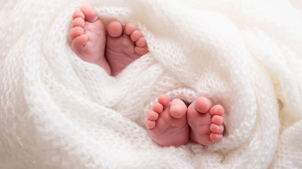 Внезапные близнецы: двое малышей в ЯНАО стали братьями по кувезу