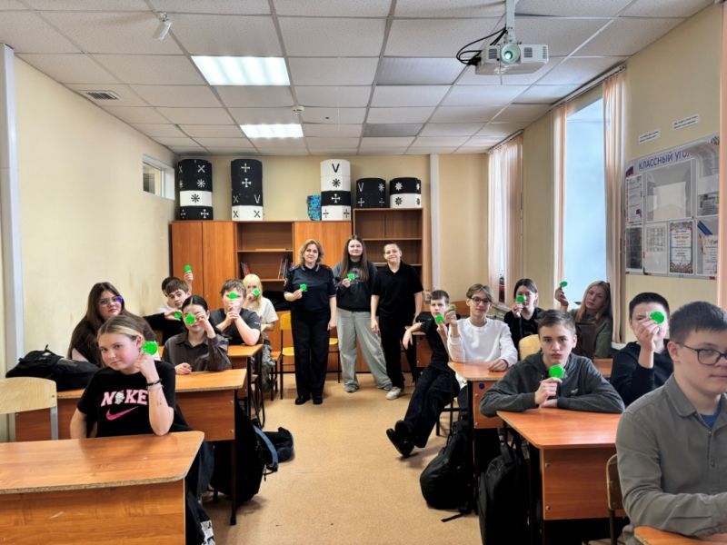 В Томской области сотрудники полиции раздали 70 тысяч световозвращающих элементов детям