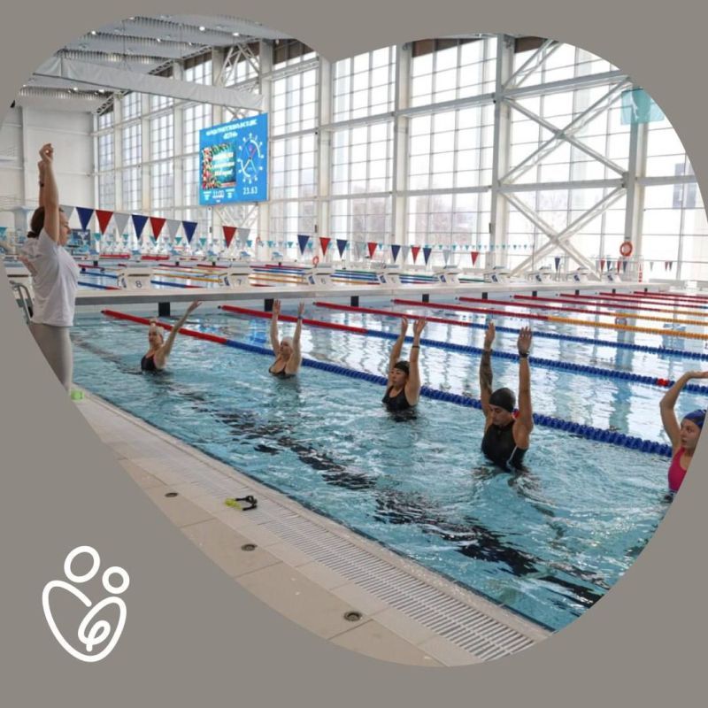 Будущие мамы занимаются аквааэробикой в рамках проекта «Счастливое материнство»