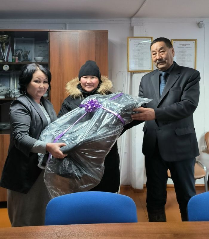 Многодетной семье из Тере-Хольского района подарили детское автокресло