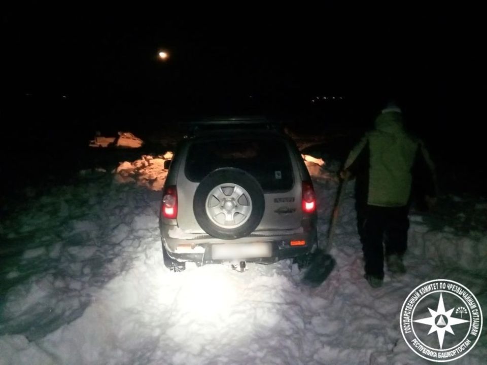 В Башкирии семья застряла на пути к роднику