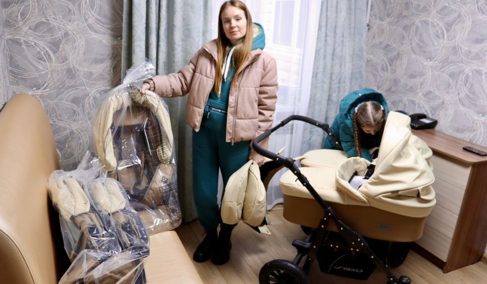 Курская семья с новорожденными близнецами получила помощь в пункте проката детских вещей