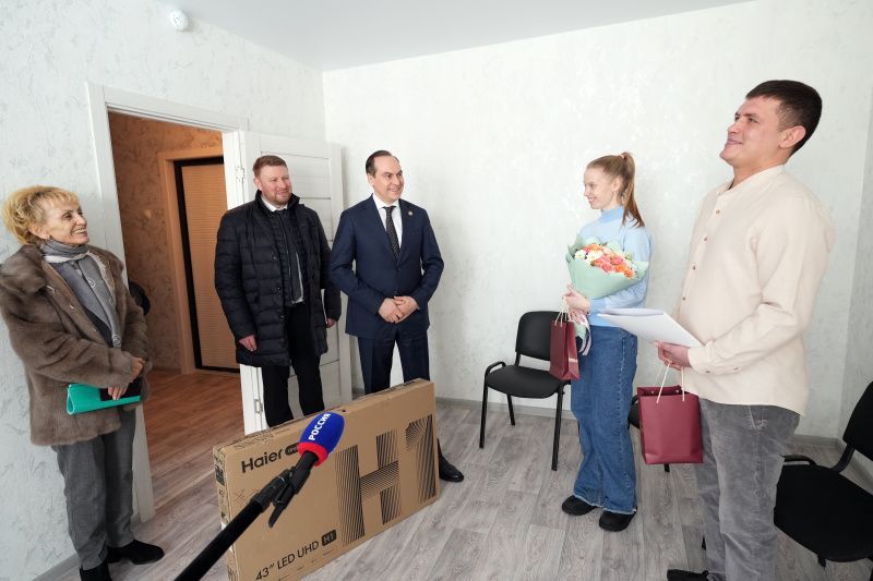 Дан старт новой жилищной программе Мордовии: первые семьи получили благоустроенные квартиры