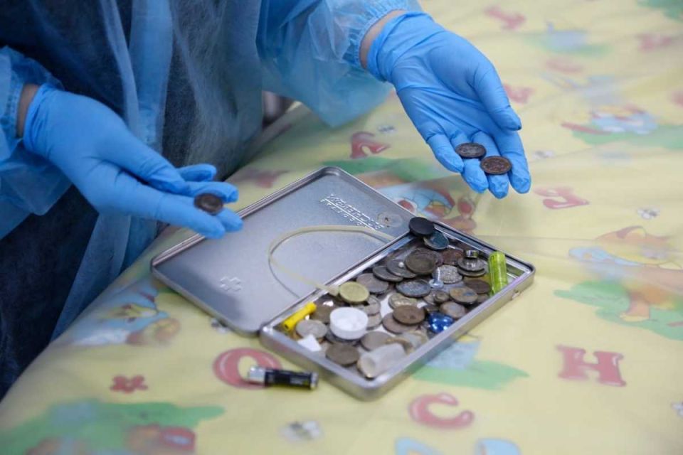 Новгородский врач показала коллекцию проглоченных детьми предметов