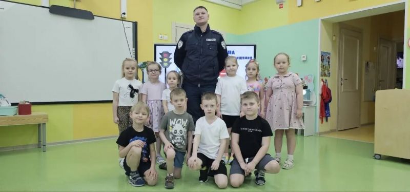 В Лабытнанги автоинспекторы провели в детском саду занятие «Дорога – не место для игр!»