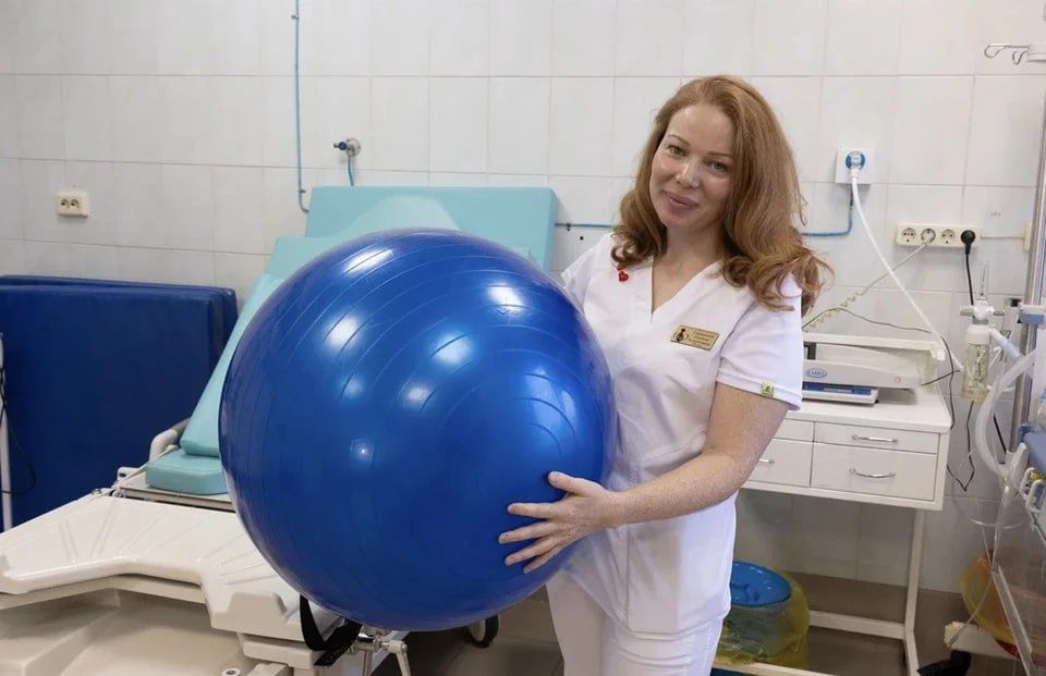 В роддоме клиники ЮУГМУ в Челябинске рассказали, как проходят партнерские роды и как ведут себя родственники во время появления ребенка на свет