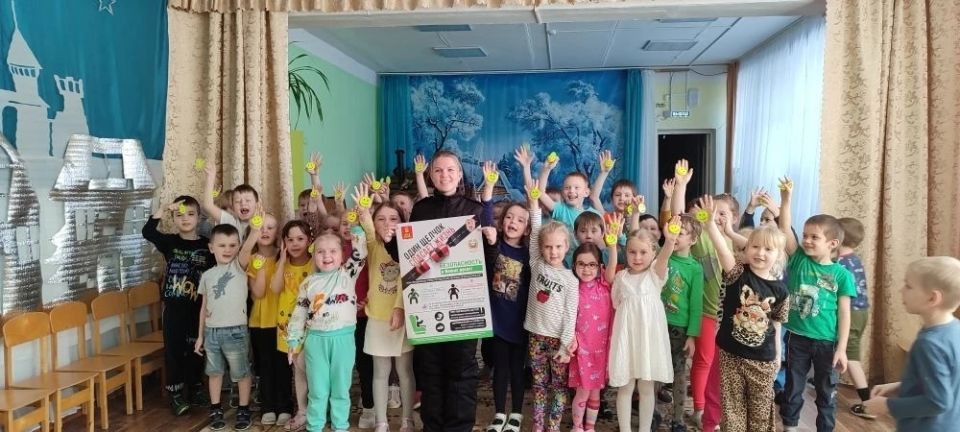 Ржевские автоинспекторы провели акцию «Засветись» для воспитанников детского сада