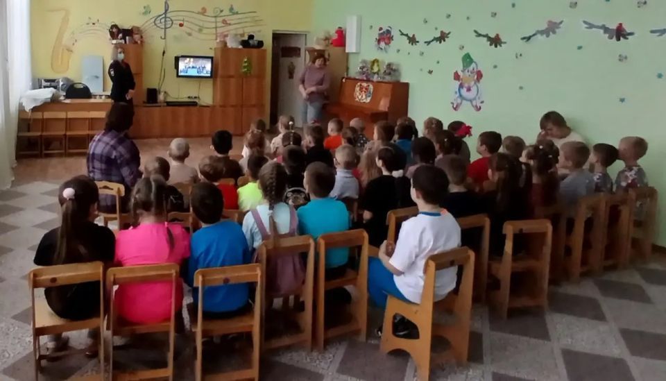 Сотрудники Госавтоинспекции навестили воспитанников детского сада, чтобы напомнить им о правилах безопасности в зимний период