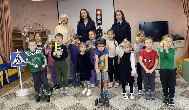 Автоинспекторы Кубани провели практическое занятие по ПДД для дошкольников