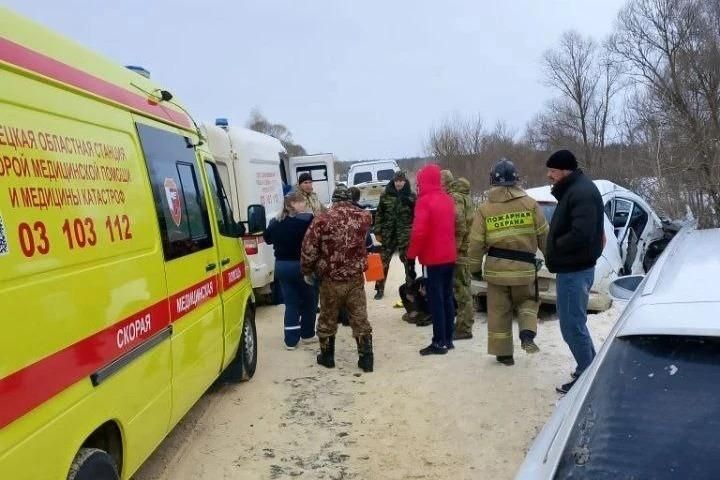 Тамбовские росгвардейцы вытащили из разбитой машины семью с детьми под Липецком