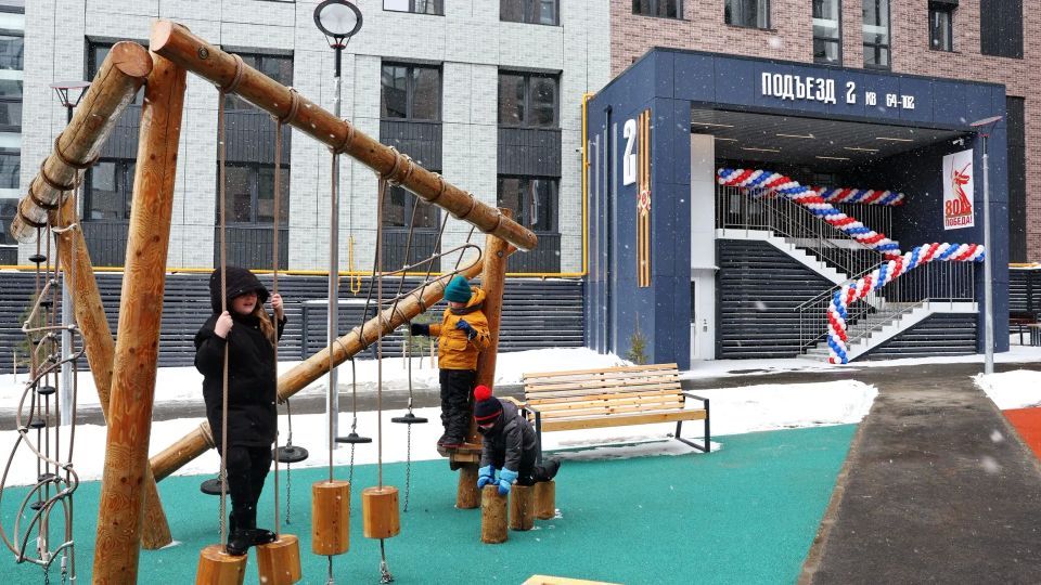 Путин: многодетным семьям помогут погасить ипотеку