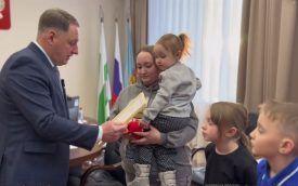 Глава Шадринска Мокан вручил многодетной семье бойца СВО сертификат на новое жильё