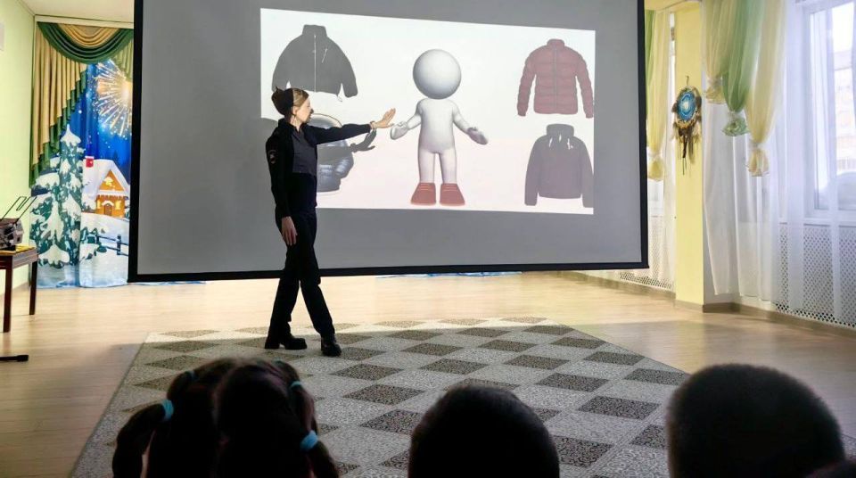 На Таймыре сотрудники Госавтоинспекции провели урок о зимней безопасности для самых маленьких